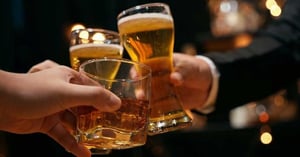 El consumo elevado de alcohol a lo largo de la vida incrementa el riesgo de desarrollar cáncer de colon, de acuerdo con un estudio reciente.