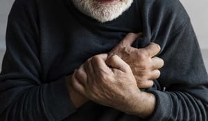 Un infarto puede presentarse de forma inesperada y, cuando ocurre sin compañía, el peligro aumenta considerablemente. Identificar los signos reales,