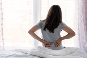 Despertar con dolor en la espalda no es algo que deba normalizarse. Más allá de la calidad del colchón, existen conductas nocturnas que afectan la correcta