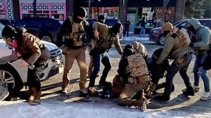 El Departamento de Seguridad Nacional puso en licencia a los agentes federales implicados en la muerte de Alex Pretti durante un tiroteo en Minneapolis.