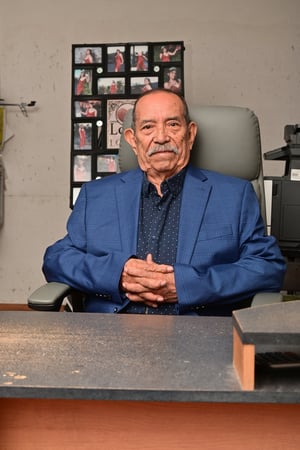 El corazón que marcó con tinta la historia en Monclova y su legado de más de 43 años  En un pequeño taller donde las máquinas antiguas resuenan como