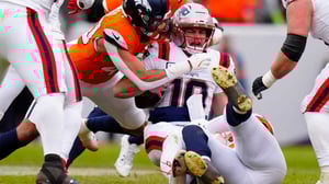    El quarterback de los Patriots, Drake Maye, figura en el reporte de lesionados por un problema en su hombro derecho, generando preguntas a 10 días del Super