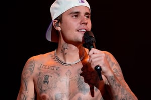Justin Bieber, nominado a cuatro Grammys, se presentará por primera vez en la gala 2026 en Los Ángeles, sumándose a otros artistas previamente anunciados.
