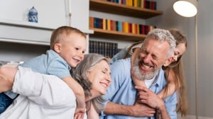 Los nietos representan una bendición para las personas mayores en más de un aspecto, de acuerdo con un estudio reciente.  Convertirse en abuelo puede favorecer