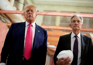 Donald Trump volvió a criticar al presidente de la Reserva Federal, Jerome Powell, por mantener las tasas de interés, al asegurar que la decisión perjudica