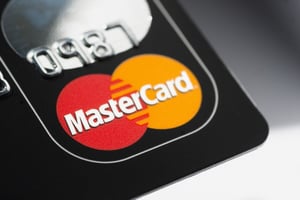Mastercard reportó resultados trimestrales superiores a lo previsto, impulsados por un gasto sostenido de consumidores y empresas, en un contexto