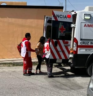 La joven fue trasladada al hospital del ISSSTE.  Una fuerte movilización de cuerpos de emergencia se registró este jueves en la colonia Obrera Sur de Monclova,