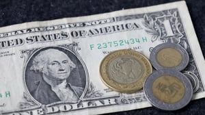 El peso mexicano retrocedió frente al dólar tras marcar su mejor nivel del año, mientras el mercado ajusta posiciones previo a los datos del PIB.  El peso