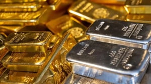 Los precios del oro y la plata registraron fuertes alzas este jueves, impulsados por tensiones geopolíticas, un dólar debilitado y expectativas de recortes