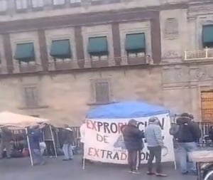 Un grupo de extrabajadores de Altos Hornos de México (AHMSA) mantiene un plantón indefinido en el Zócalo capitalino mientras buscan una audiencia
