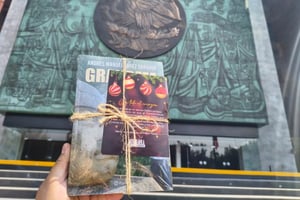 El vocero de Morena en San Lázaro obsequió el libro “Grandeza” a su bancada, una acción que revive el debate por compras masivas entre legisladores.