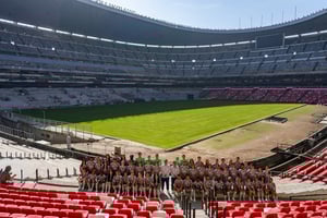    El América presentó su plantilla para el torneo entre andamios y obras, en una imagen que habla de cambios dentro y fuera de la cancha.  Club América