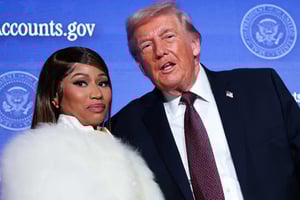 Nicki Minaj mostró en redes sociales su Tarjeta Dorada Trump y afirmó que su proceso de ciudadanía estadounidense ya está en marcha tras evento político.