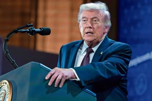 Donald Trump anunció la retirada de certificación a aviones Bombardier y advirtió que impondrá un arancel del 50% a Canadá si no se corrige la situación.