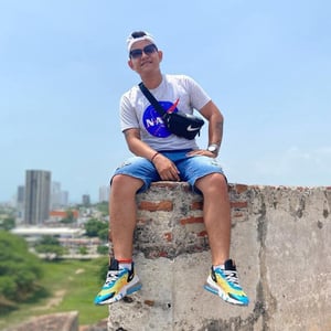 “Salí un día de Venezuela buscando crecer y México me dio un hogar”  Ángel cuéntanos, ¿quién eres y a qué te dedicas? “Soy Ángel, diseñador gráfico originario