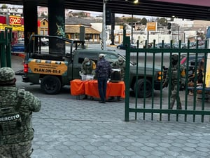 Soldados del Ejército Mexicano brindaron apoyo solidario a familiares de pacientes en la Clínica 7.  De nueva cuenta, elementos del Ejército Mexicano se dieron