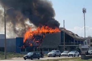 Un restaurante del malecón de Coatzacoalcos fue atacado con bombas molotov; los agresores dejaron una manta y provocaron un incendio que consumió el negocio.