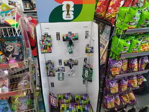 Los artículos oficiales de la FIFA para el Mundial se agotaron rápidamente en tiendas de conveniencia, mostrando el entusiasmo de los aficionados incluso antes