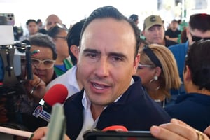 El gobernador Manolo Jiménez descartó una crisis en Coahuila, atribuyó rumores a intereses externos y anunció acciones para proteger el empleo y reforzar