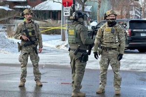 Un migrante mexicano fue hospitalizado con fracturas craneales tras su arresto por ICE en Minneapolis; el personal médico cuestiona la versión oficial