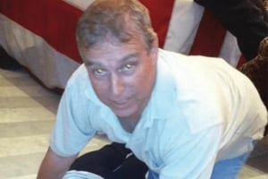 Documentos judiciales publicados en Estados Unidos revelan correos entre Jeffrey Epstein y el príncipe Andrés, incluyendo ofrecimientos personales