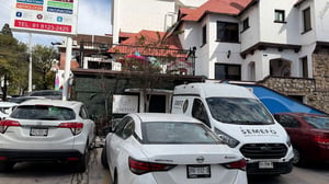 Un hombre de 57 años murió durante una cirugía estética en una clínica del Obispado; autoridades estatales investigan las causas del fallecimiento.  Un hombre