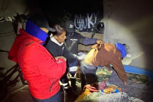 Los socorristas de GRUM le brindaron los primeros auxilios.  Por intervenir para proteger a su expareja, un joven terminó lesionado con arma blanca la noche