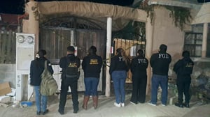 La Fiscalía de Coahuila, junto con policías estatales y municipales, aseguró drogas y detuvo a un hombre durante un cateo en la Colonia Retama de Sabinas.