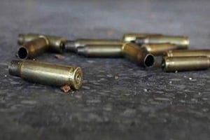 El alcalde de Temoac, Valentín Lavín Romero, fue atacado a balazos en la carretera México–Oaxaca, en Jantetelco; autoridades confirmaron que está fuera