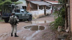 El gobierno federal reforzó este domingo la búsqueda de 10 trabajadores mineros desaparecidos en Concordia, Sinaloa, con un amplio despliegue militar aéreo