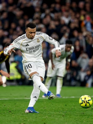    Un polémico penalti convertido por Kylian Mbappé en el minuto 99 le dio un triunfo agónico al Real Madrid frente al Rayo Vallecano.  Un gol de penal