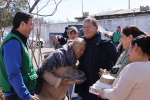 Con una presencia activa en la comunidad y acciones enfocadas en el bienestar social, el alcalde de San Juan de Sabinas realizó una visita a la Villa