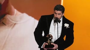 La edición 68 del Grammy estuvo marcada por un mensaje político que llegó desde la alfombra roja hasta el escenario: el uso del pin con la leyenda 'ICE OUT',