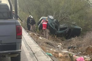 Una volcadura registrada en la avenida Lincoln, en el municipio de García, dejó como saldo un hombre sin vida y generó intensa movilización de cuerpos