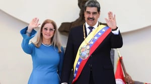 Nicolás Maduro y Cilia Flores cumplen un mes detenidos en Nueva York, tras declararse inocentes de narcotráfico y corrupción, mientras la justicia