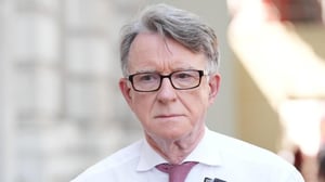 El exministro británico Peter Mandelson renunció al Partido Laborista tras revelaciones oficiales que lo vinculan nuevamente con Jeffrey Epstein y presuntos