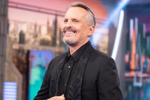 Miguel Bosé reapareció en la Ciudad de México con notorias dificultades para hablar, al apadrinar las 100 funciones de “El fantasma de la ópera”.  El cantante