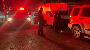 Un choque carambola registrado en la colonia La Nogalera dejó tres vehículos dañados; la presunta responsable huyó tras el accidente ocurrido la noche