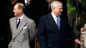 Tras las imágenes de Andres Mountbatten-Windsor sobre una mujer tendida en el suelo, surge un correo en el que expresa el deseo de ser la 'mascota'