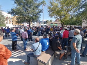 El grupo de Defensa de los Trabajadores de AHMSA, que mantiene un plantón en la Ciudad de México, informó que un juez federal les autorizó asistir