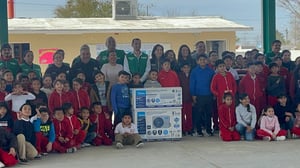 Mejora Coahuila entregó un minisplit a la Escuela Primaria Benito Juárez de Sabinas, con lo que se busca mejorar las condiciones de aprendizaje y ofrecer aulas