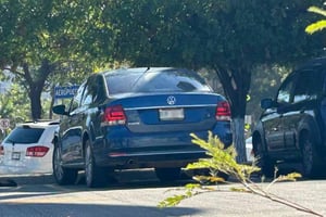 Un vehículo Volkswagen azul fue hallado con presuntos restos humanos en el estacionamiento de un hotel en Tuxtla Gutiérrez, generando un amplio operativo