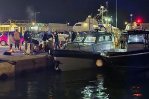 Al menos catorce personas fallecieron tras una colisión entre su embarcación y un patrullero de la Guardia Costera griega frente a Quíos.  Un trágico