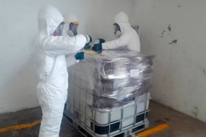 Autoridades federales aseguraron 644 kilogramos de mercurio líquido en el puerto de Manzanillo y concretaron su traslado seguro para confinamiento