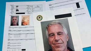 El Departamento de Justicia de EE. UU. retiró miles de documentos del caso Epstein luego de que se denunciara que la identidad de las víctimas había quedado