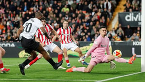     Un gol en el tiempo añadido de Iñaki Williams certificó el pase del Athletic Club a semifinales de la Copa del Rey tras un dramático partido en Mestalla.