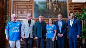    La Jefa de Gobierno de la CDMX se reunió con el presidente de Cruz Azul, generando expectativa sobre el posible nuevo estadio del club.  Clara Brugada, Jefa