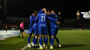    Cruz Azul dio un gran paso en la Concacaf Champions Cup al golear 3-0 a Vancouver FC en Canadá. Una ventaja abultada para la vuelta.  Con goles de José