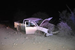 El accidente vial movilizó los cuerpos de rescate de Monclova.  Una camioneta terminó fuera de la cinta asfáltica tras volcar la noche del miércoles en