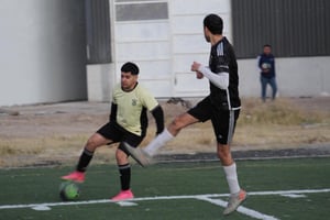    Un duelo lleno de emociones terminó igualado. Ambos equipos mostgaron garra y remontadas en un resultado justo.  La Roma y Refacciones MS firmaron un empate